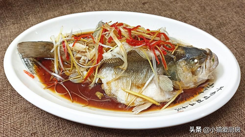 图片[1]-【清蒸鲈鱼】做法步骤图 鱼肉鲜嫩细腻 年夜饭做来吃-起舞食谱网