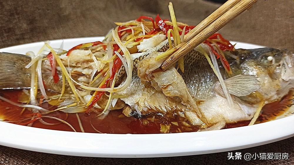 图片[3]-【清蒸鲈鱼】做法步骤图 鱼肉鲜嫩细腻 年夜饭做来吃-起舞食谱网