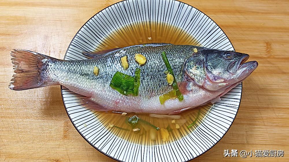 图片[6]-【清蒸鲈鱼】做法步骤图 鱼肉鲜嫩细腻 年夜饭做来吃-起舞食谱网
