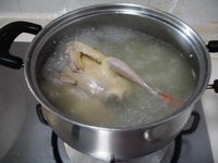 丝瓜滚乳鸽汤